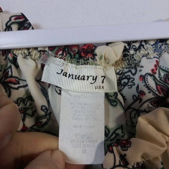 January 7 Cream Floral Short Sleeve Off Shoulder Top Size M - Picture 5 of 5